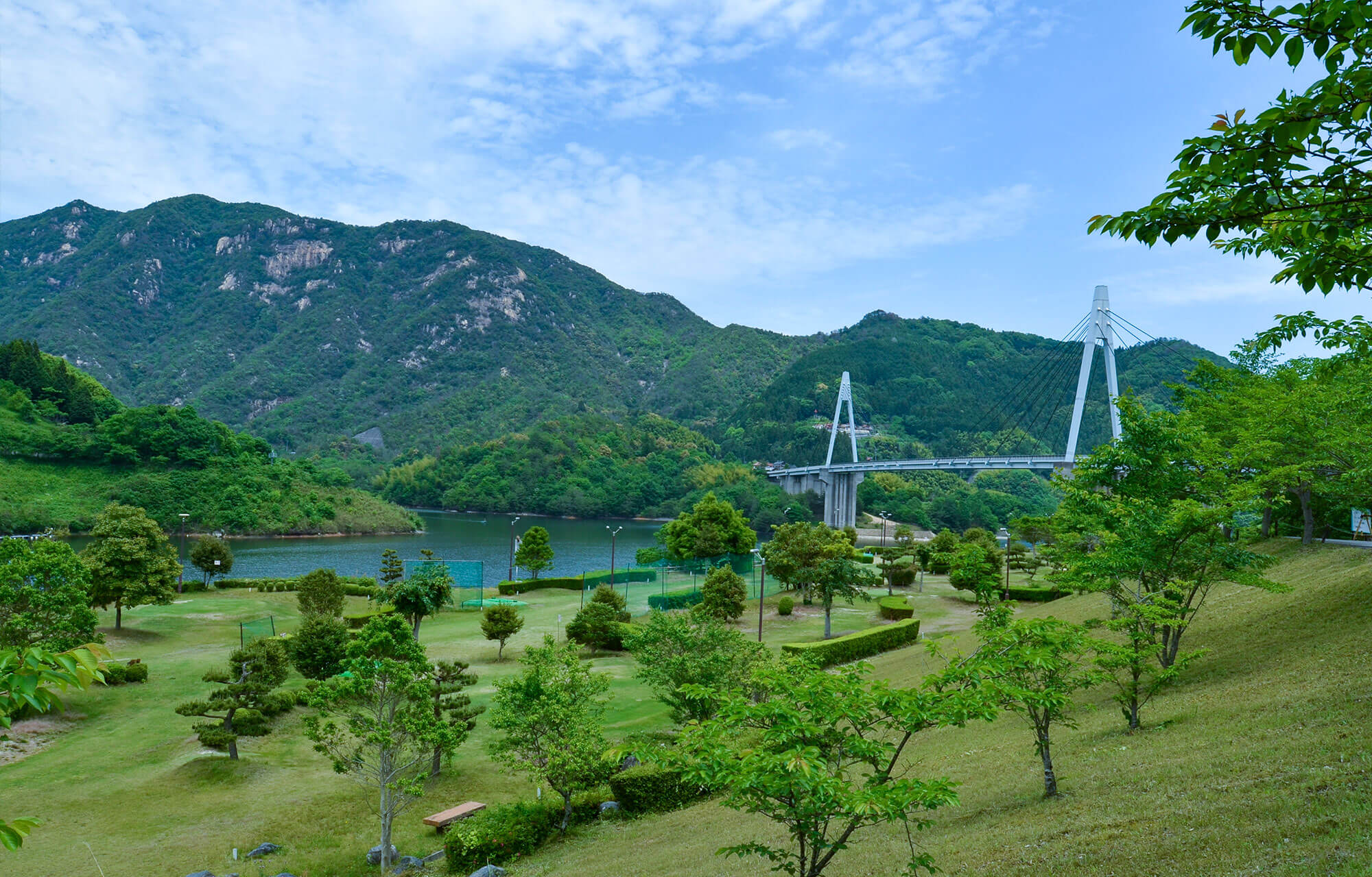 弥栄大橋と弥栄湖