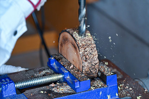 加工中の一輪挿し